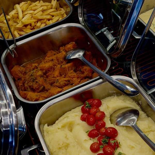 Carne ao molho, batata frita e purê