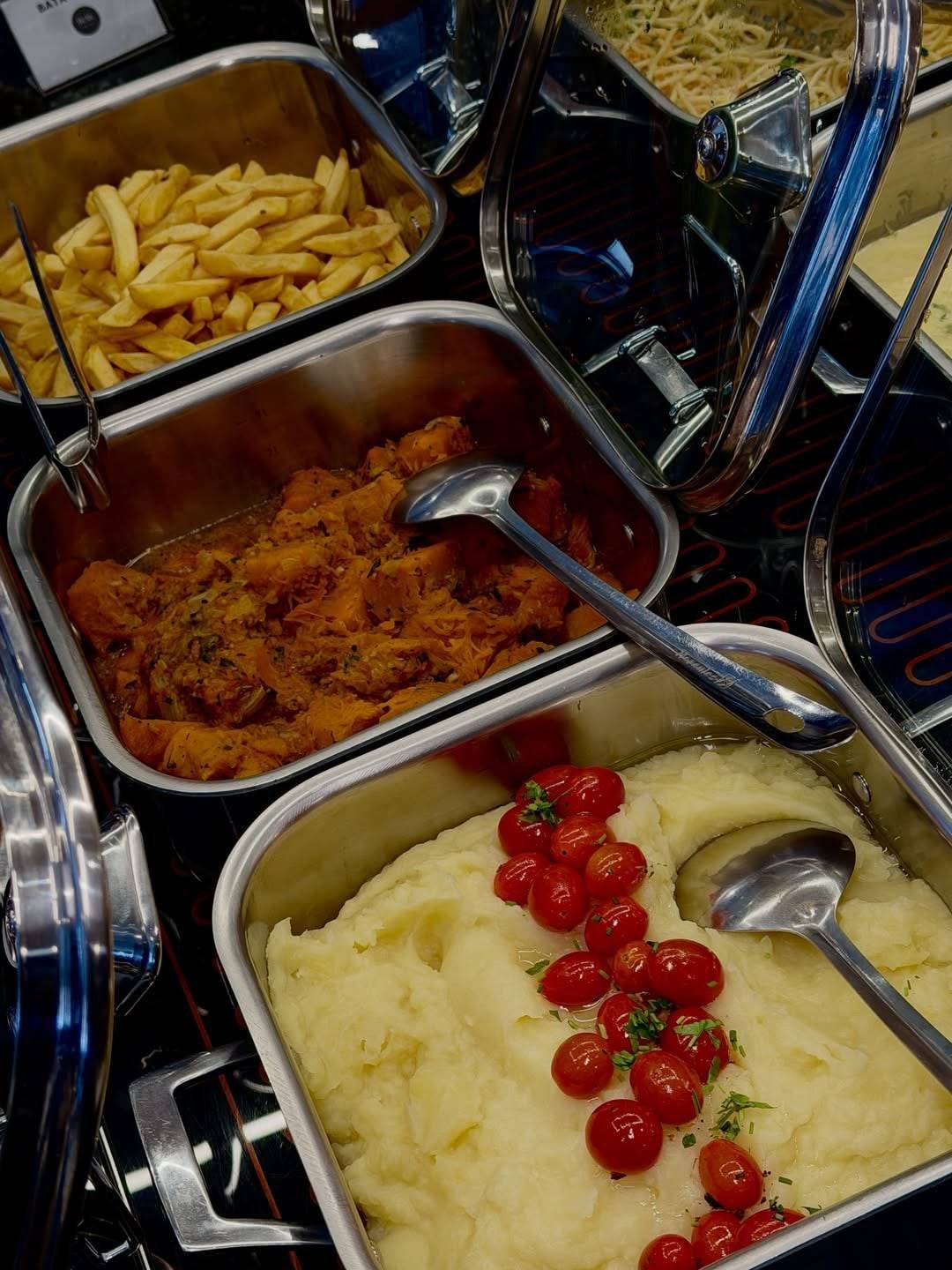 Carne ao molho, batata frita e purê