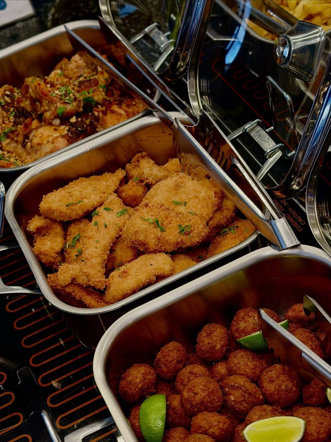 Frango empanado e bolinhos