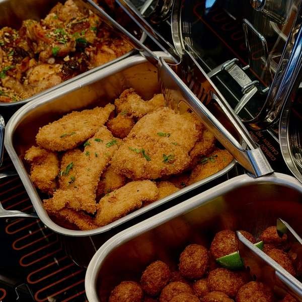Frango empanado e bolinhos