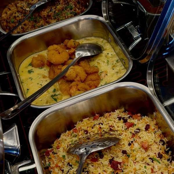 Arroz colorido e camarão ao molho