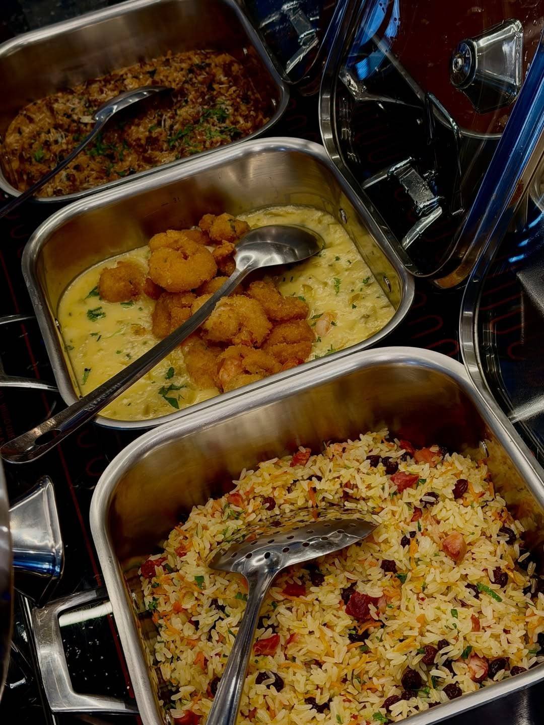 Arroz colorido e camarão ao molho