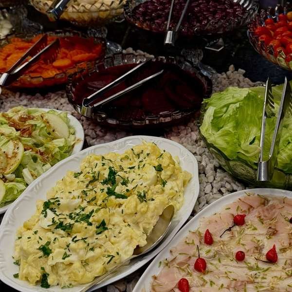 Buffet de saladas e frios