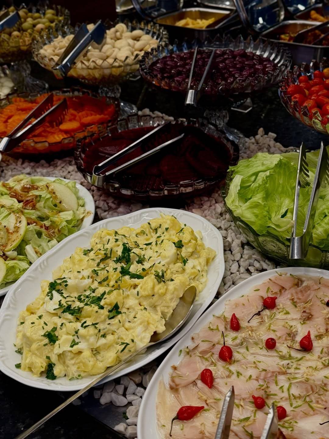 Buffet de saladas e frios