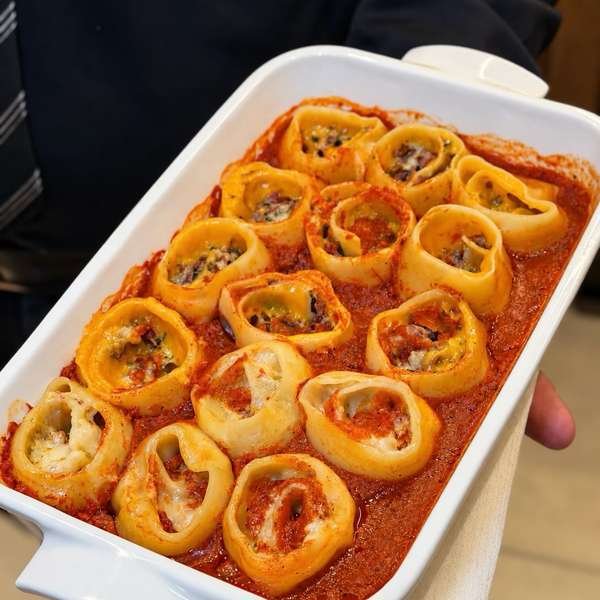 Massa recheada gratinada ao molho de tomate