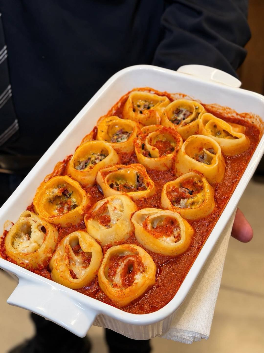Massa recheada gratinada ao molho de tomate