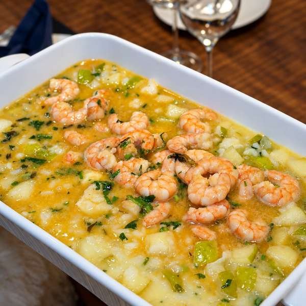 Camarões gratinados com legumes