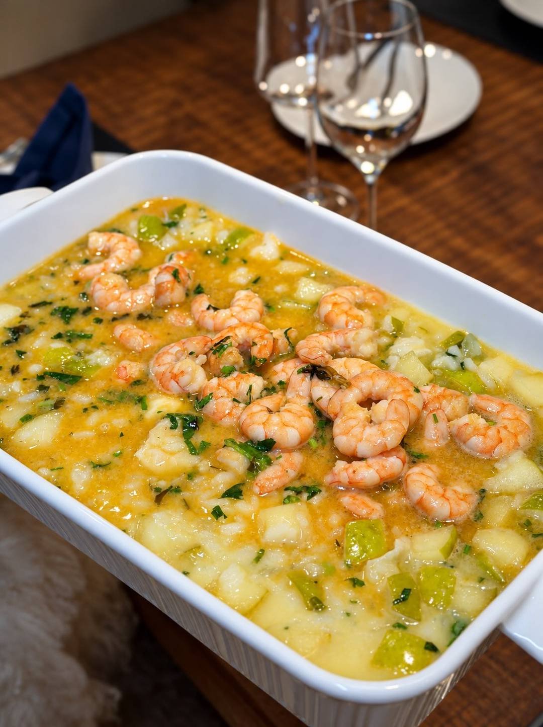 Camarões gratinados com legumes