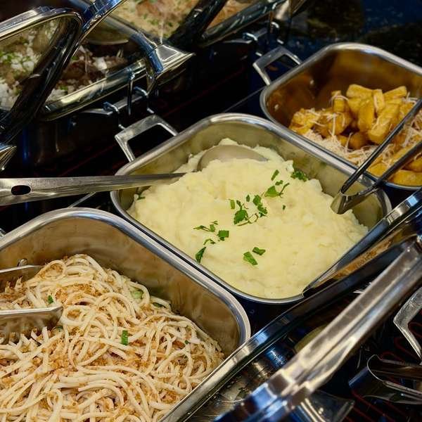 Purê, macarrão e acompanhamentos