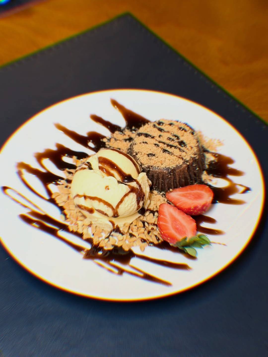 Sobremesa com sorvete, brownie e morangos