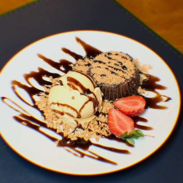 Sobremesa com sorvete, brownie e morangos