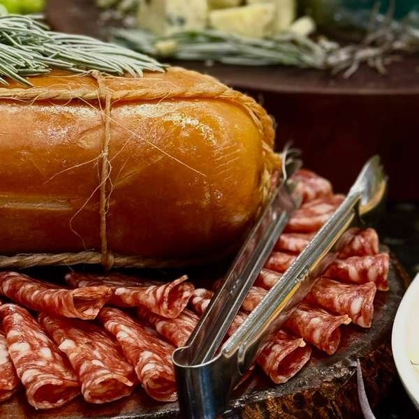 Salame e copa fatiados