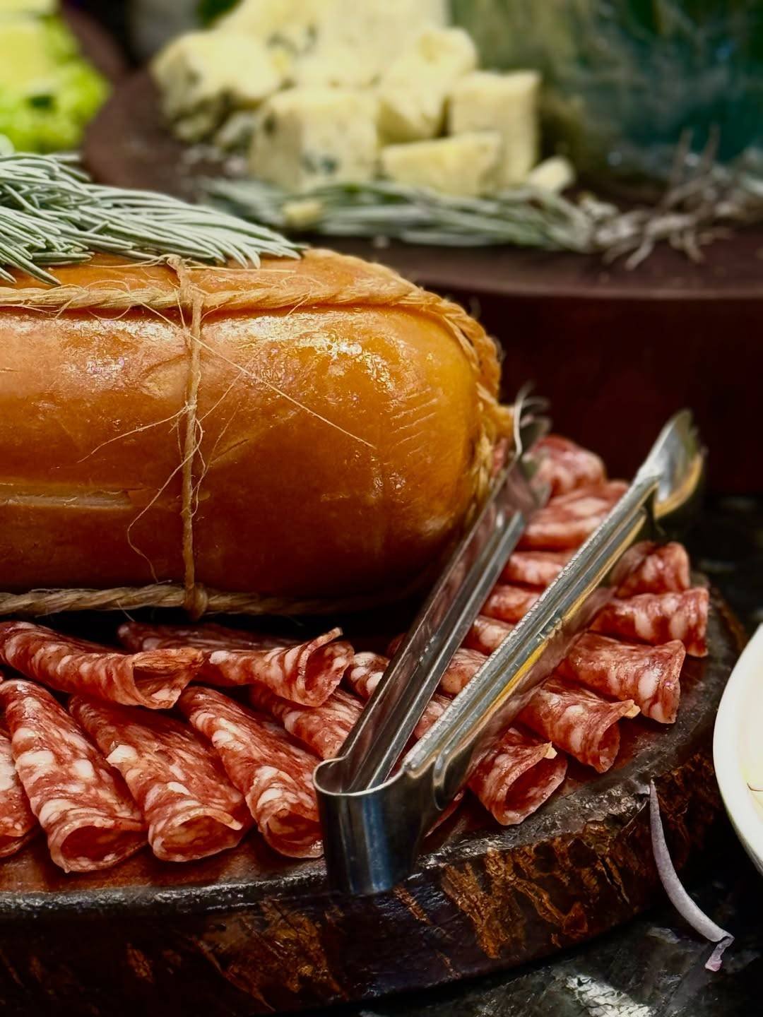 Salame e copa fatiados