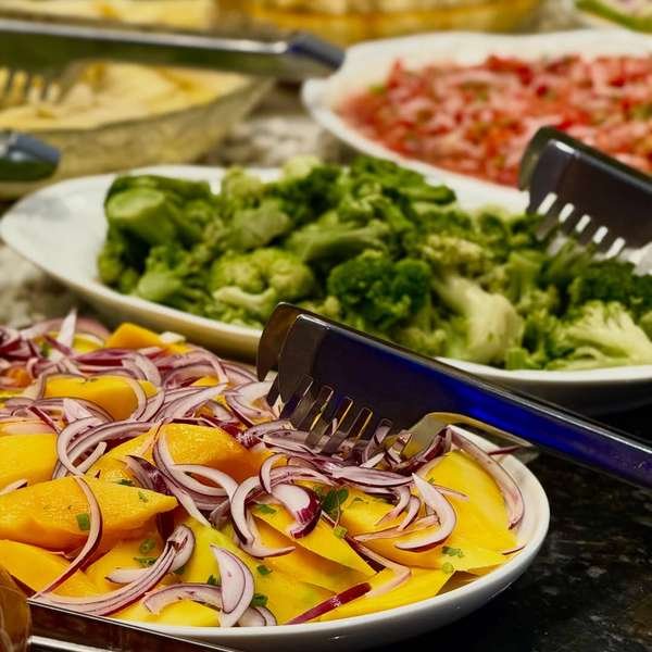 Saladas de brócolis, cebola roxa e manga
