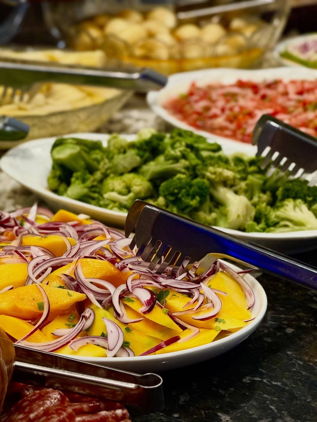 Saladas de brócolis, cebola roxa e manga