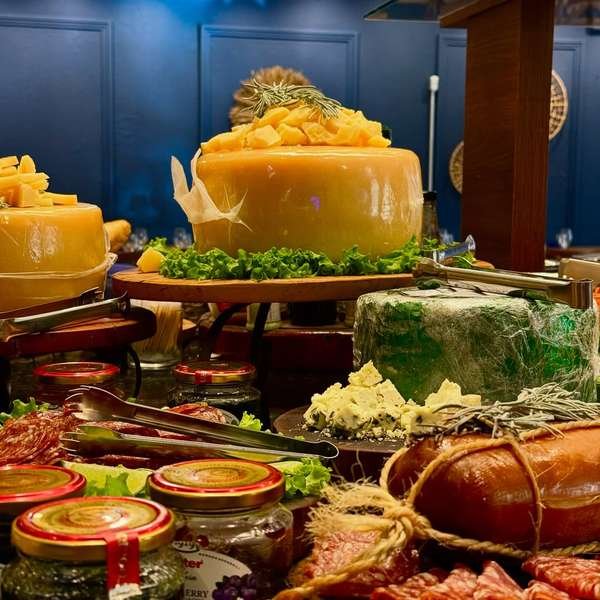 Mesa de frios com queijos e embutidos