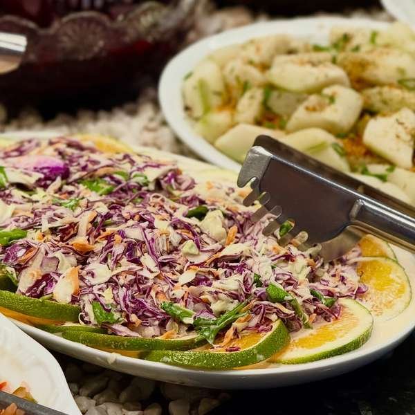 Salada de repolho roxo e capeletti