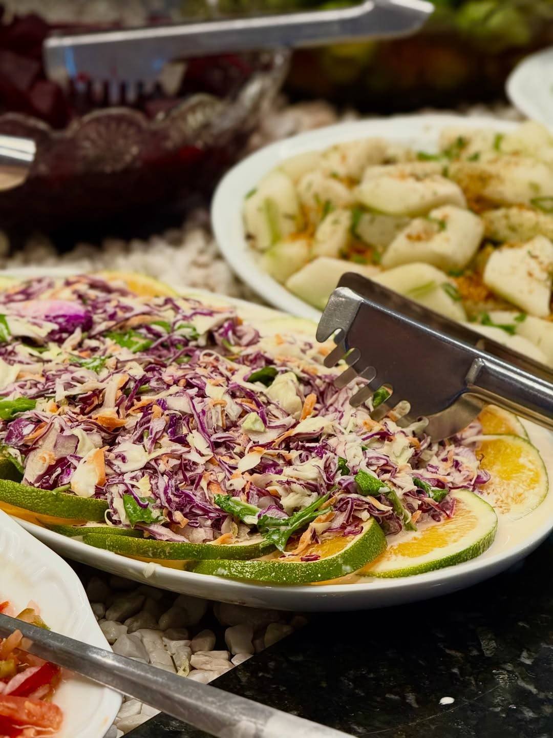 Salada de repolho roxo e capeletti