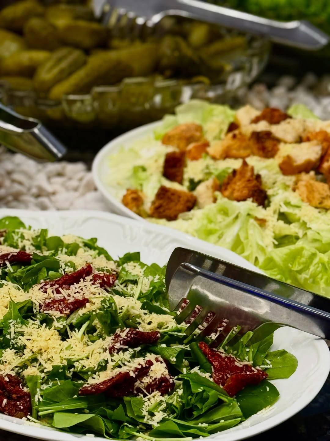 Salada verde com croutons e parmesão