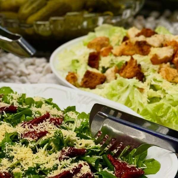 Salada verde com croutons e parmesão