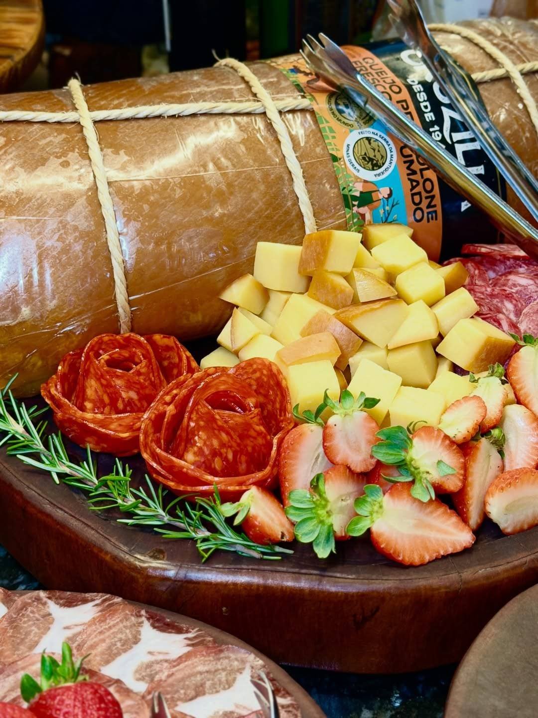 Tábua de frios com salame, queijos e morangos